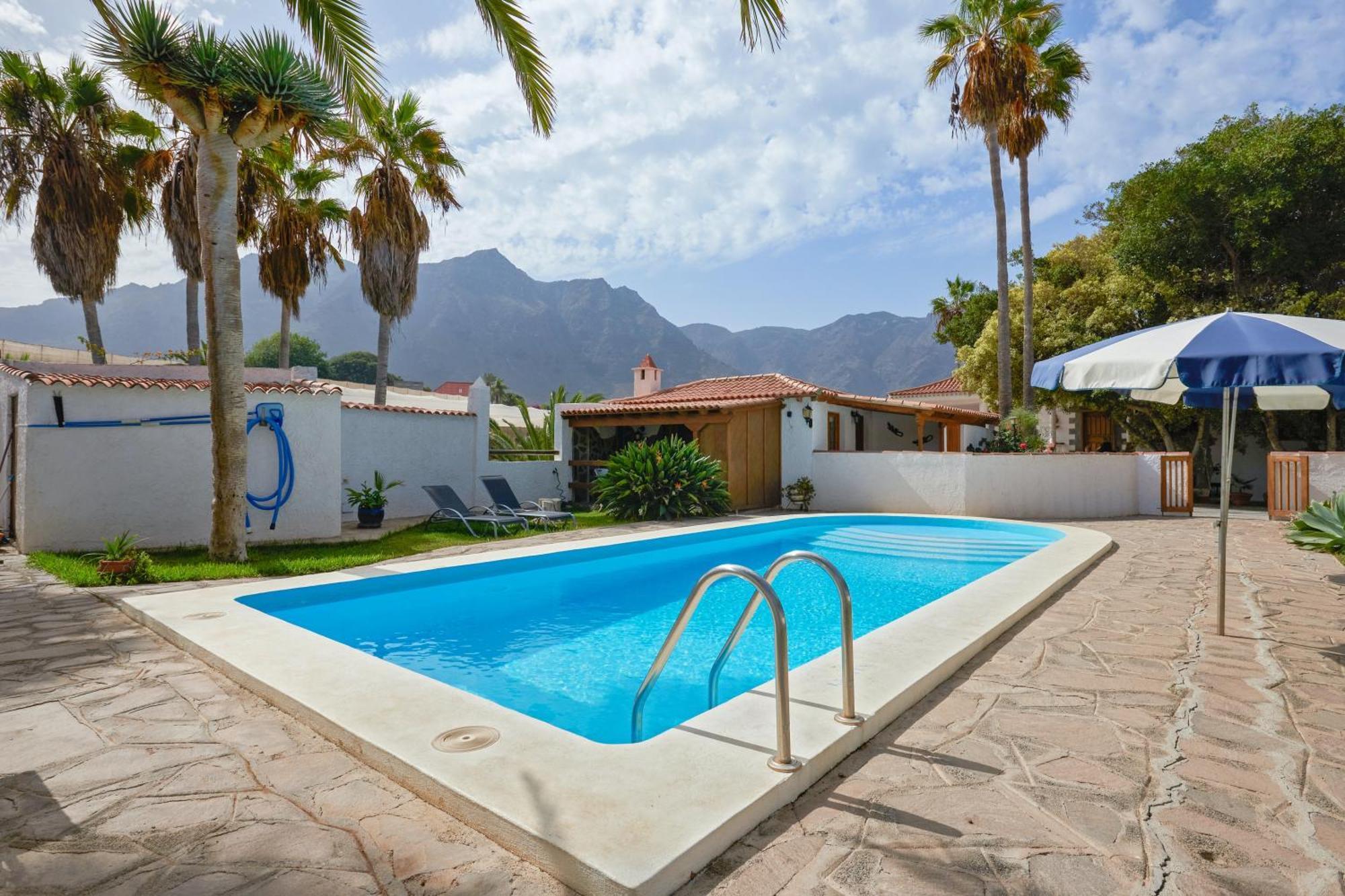 Mountain View Retreat: Charming With Pool In Apartment *